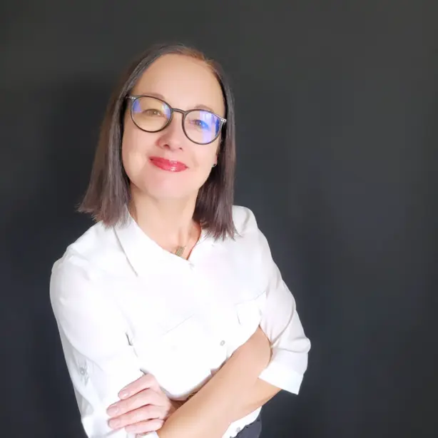 Sylwia Lipińska – założycielka PogadajMy, logopedka, terapeutka ręki i pedagog prowadząca terapię dzieci, młodzieży oraz dorosłych.