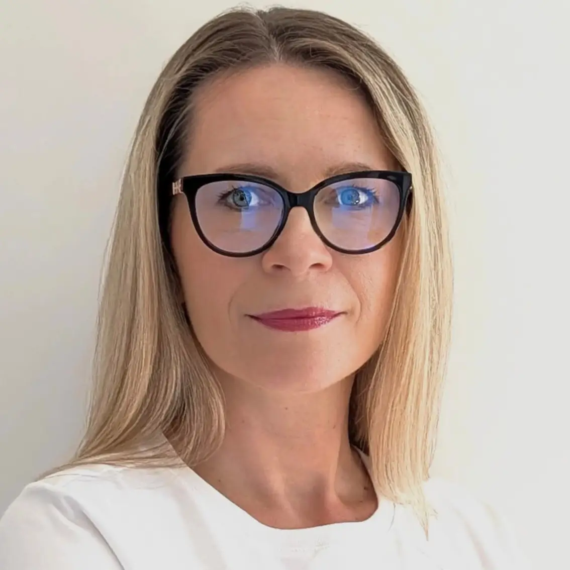 Anna Jarmusz – dyplomowana logopeda i magister edukacji specjalnej w czarnych okularach, specjalistka terapii afazji u dzieci