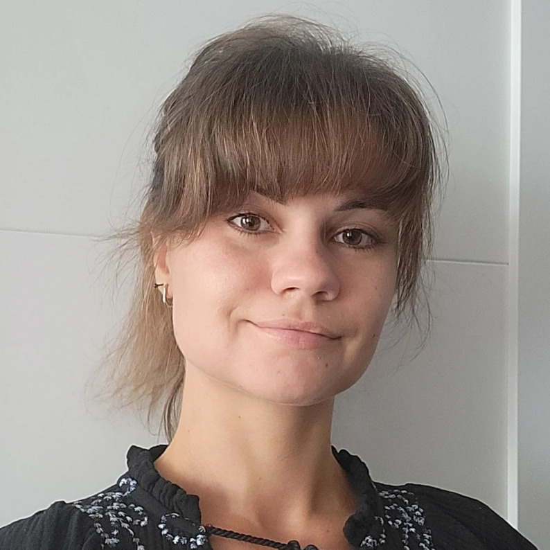 Aleksandra - pedagog, która ukończyła pedagogikę opiekuńczo-terapeutyczną na Uniwersytecie Łódzkim, a także Kompleksowy kurs na Trenera Treningu Umiejętności Społecznych.